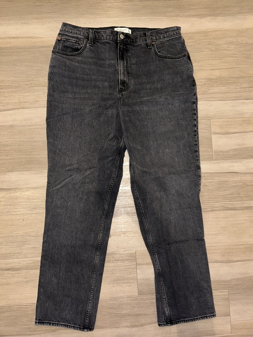 Abercrombie High-Waist Black Wash Straight Jeans 33*